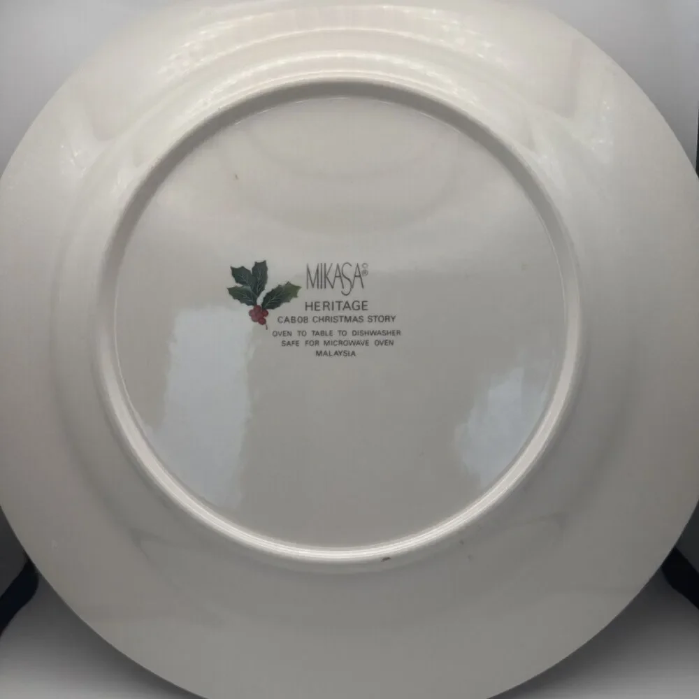 MIKASA Heritage Christmas Story 11 1/8” Dinner Plate, excellent condition!